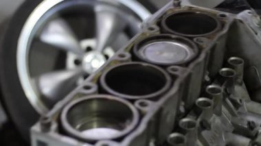 Süspansiyonlu bir arabanın yakın çekim motoru. Araba motoru