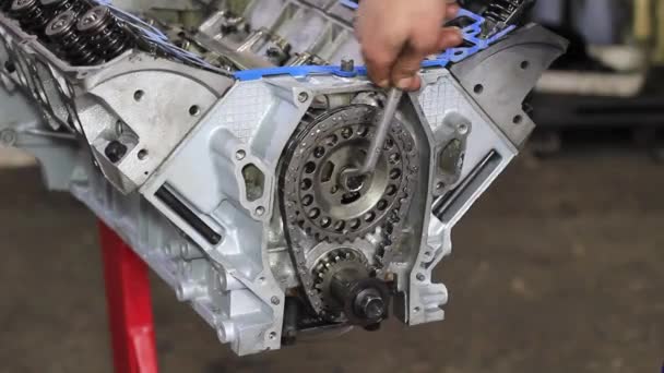 Mãos mecânicas apertar porca com chave durante a reparação do motor — Vídeo de Stock