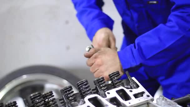 Чоловік ремонтує двигун автомобіля — стокове відео