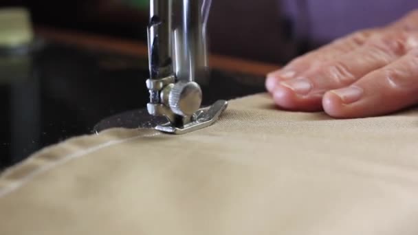 Hemsömnad. Äldre kvinna som arbetar vid symaskinen — Stockvideo