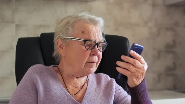 Femme âgée, grand-mère avec un appareil mobile — Video