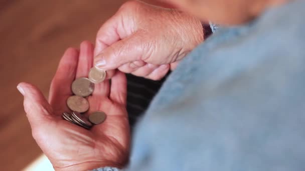 Pièces de monnaie dans de vieilles mains mamie fermer. Pauvreté, Pièces de monnaie en mains close-up — Video