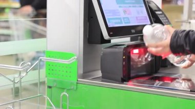 Müşteri el gıda fiyat tarayıcı makine duvara yüklü altında barkod tarama. Hipermarket uygun çözüm.