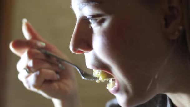 Chica en casa comiendo gachas de cerca — Vídeos de Stock