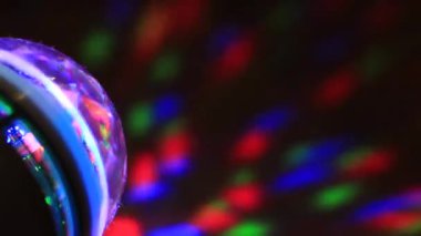 Çok renkli bir el feneri duvardaki karanlıkta farklı renklerde parlar..