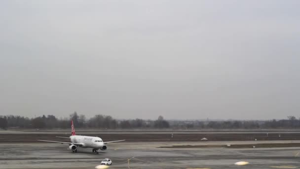 Посадка и взлет самолета в международном аэропорту в пасмурную погоду. — стоковое видео