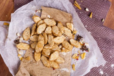 Huysuz ve güzel kokulu beyaz kruton kızarmış ve yalancı bir ahşap zemin üzerinde. Biraz baharat kendisine eklenmiş ve aynı zamanda kraft kağıt üzerinde yatıyor. Gluten-Alerjik. Kavramsal gıda fotoğraf.