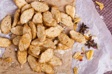 Huysuz ve güzel kokulu beyaz kruton kızarmış ve yalancı bir ahşap zemin üzerinde. Biraz baharat kendisine eklenmiş ve aynı zamanda kraft kağıt üzerinde yatıyor. Gluten-Alerjik. Kavramsal gıda fotoğraf.