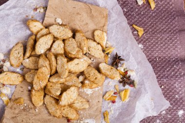 Huysuz ve güzel kokulu beyaz kruton kızarmış ve yalancı bir ahşap zemin üzerinde. Biraz baharat kendisine eklenmiş ve aynı zamanda kraft kağıt üzerinde yatıyor. Gluten-Alerjik. Kavramsal gıda fotoğraf.