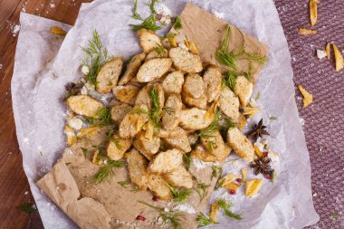 Huysuz ve güzel kokulu beyaz kruton kızarmış ve yalancı bir ahşap zemin üzerinde. Biraz baharat kendisine eklenmiş ve aynı zamanda kraft kağıt üzerinde yatıyor. Gluten-Alerjik. Kavramsal gıda fotoğraf.