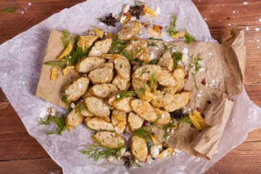 Huysuz ve güzel kokulu beyaz kruton kızarmış ve yalancı bir ahşap zemin üzerinde. Biraz baharat kendisine eklenmiş ve aynı zamanda kraft kağıt üzerinde yatıyor. Gluten-Alerjik. Kavramsal gıda fotoğraf.