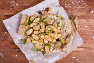 Huysuz ve güzel kokulu beyaz kruton kızarmış ve yalancı bir ahşap zemin üzerinde. Biraz baharat kendisine eklenmiş ve aynı zamanda kraft kağıt üzerinde yatıyor. Gluten-Alerjik. Kavramsal gıda fotoğraf.