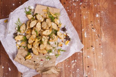 Huysuz ve güzel kokulu beyaz kruton kızarmış ve yalancı bir ahşap zemin üzerinde. Biraz baharat kendisine eklenmiş ve aynı zamanda kraft kağıt üzerinde yatıyor. Gluten-Alerjik. Kavramsal gıda fotoğraf.