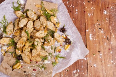 Huysuz ve güzel kokulu beyaz kruton kızarmış ve yalancı bir ahşap zemin üzerinde. Biraz baharat kendisine eklenmiş ve aynı zamanda kraft kağıt üzerinde yatıyor. Gluten-Alerjik. Kavramsal gıda fotoğraf.