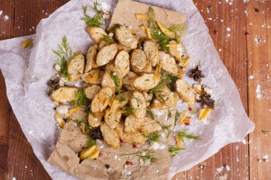 Huysuz ve güzel kokulu beyaz kruton kızarmış ve yalancı bir ahşap zemin üzerinde. Biraz baharat kendisine eklenmiş ve aynı zamanda kraft kağıt üzerinde yatıyor. Gluten-Alerjik. Kavramsal gıda fotoğraf.