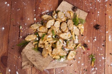 Huysuz ve güzel kokulu beyaz kruton kızarmış ve yalancı bir ahşap zemin üzerinde. Biraz baharat kendisine eklenmiş ve aynı zamanda kraft kağıt üzerinde yatıyor. Gluten-Alerjik. Kavramsal gıda fotoğraf.