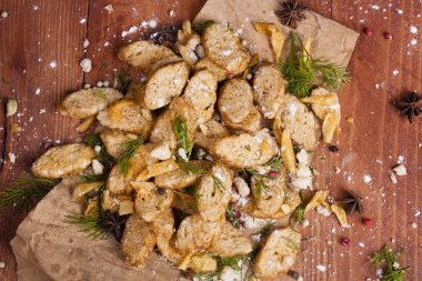 Huysuz ve güzel kokulu beyaz kruton kızarmış ve yalancı bir ahşap zemin üzerinde. Biraz baharat kendisine eklenmiş ve aynı zamanda kraft kağıt üzerinde yatıyor. Gluten-Alerjik. Kavramsal gıda fotoğraf.