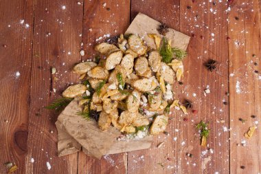 Huysuz ve güzel kokulu beyaz kruton kızarmış ve yalancı bir ahşap zemin üzerinde. Biraz baharat kendisine eklenmiş ve aynı zamanda kraft kağıt üzerinde yatıyor. Gluten-Alerjik. Kavramsal gıda fotoğraf.