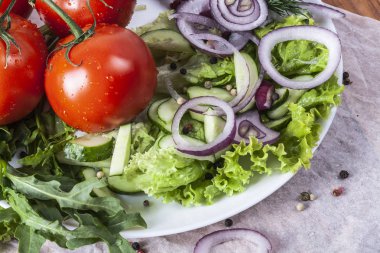 Taze kokulu salata domates, salatalık, soğan, maydanoz, dereotu ve marul ile bırakır. Vejetaryen ve çiğ gıda. Sağlıklı gıda. Yeşil ve doğal yemekler. Fitness baharat ve iyi yemek için soyunma.