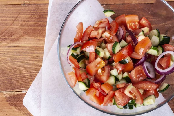 Taze kokulu salata domates, salatalık, soğan, maydanoz, dereotu ve marul ile bırakır. Vejetaryen ve çiğ gıda. Sağlıklı gıda. Yeşil ve doğal yemekler. Fitness baharat ve iyi yemek için soyunma.