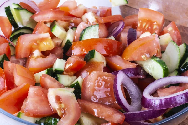 Taze kokulu salata domates, salatalık, soğan, maydanoz, dereotu ve marul ile bırakır. Vejetaryen ve çiğ gıda. Sağlıklı gıda. Yeşil ve doğal yemekler. Fitness baharat ve iyi yemek için soyunma.