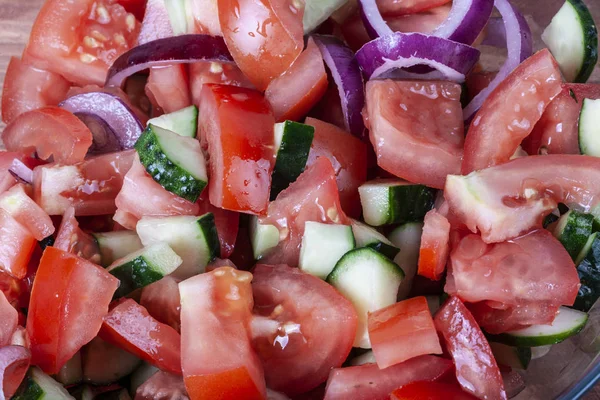 Taze kokulu salata domates, salatalık, soğan, maydanoz, dereotu ve marul ile bırakır. Vejetaryen ve çiğ gıda. Sağlıklı gıda. Yeşil ve doğal yemekler. Fitness baharat ve iyi yemek için soyunma.