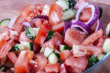 Taze kokulu salata domates, salatalık, soğan, maydanoz, dereotu ve marul ile bırakır. Vejetaryen ve çiğ gıda. Sağlıklı gıda. Yeşil ve doğal yemekler. Fitness baharat ve iyi yemek için soyunma.