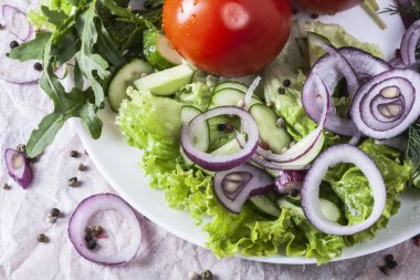 Taze kokulu salata domates, salatalık, soğan, maydanoz, dereotu ve marul ile bırakır. Vejetaryen ve çiğ gıda. Sağlıklı gıda. Yeşil ve doğal yemekler. Fitness baharat ve iyi yemek için soyunma.