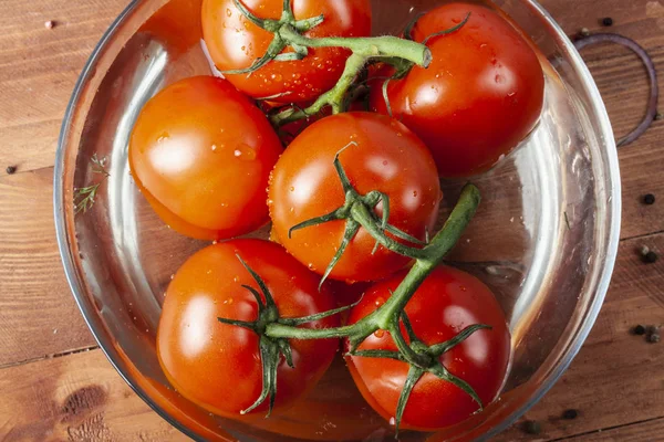 Taze kokulu domates suyu. Lezzetli ve çiğ gıda. Sağlıklı gıda. Bitkisel ve doğal yemekler. Temiz gıda.