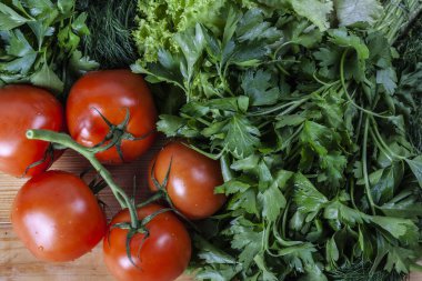 Taze kokulu salata domates, salatalık, soğan, maydanoz, dereotu ve marul ile bırakır. Vejetaryen ve çiğ gıda. Sağlıklı gıda. Yeşil ve doğal yemekler. Fitness baharat ve iyi yemek için soyunma.