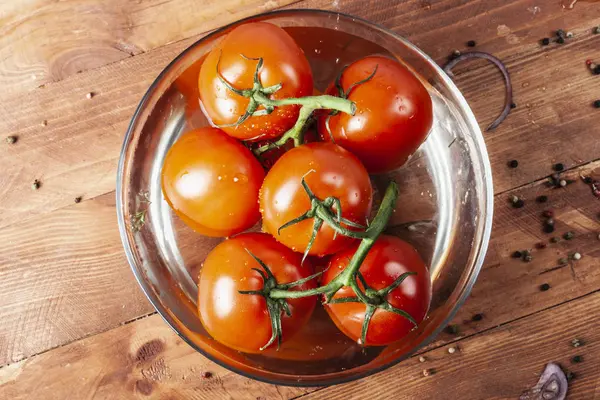Taze kokulu domates suyu. Lezzetli ve çiğ gıda. Sağlıklı gıda. Bitkisel ve doğal yemekler. Temiz gıda.