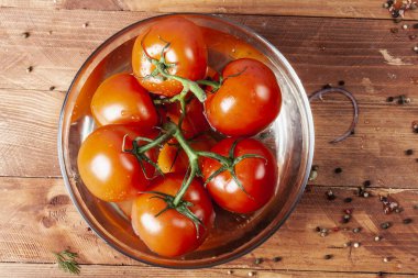 Taze kokulu domates suyu. Lezzetli ve çiğ gıda. Sağlıklı gıda. Bitkisel ve doğal yemekler. Temiz gıda.