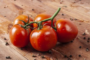 Taze kokulu domates suyu. Lezzetli ve çiğ gıda. Sağlıklı gıda. Bitkisel ve doğal yemekler. Temiz gıda.