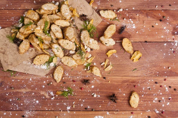 Crujiente Fragante Croutons Blancos Fríen Encuentran Sobre Fondo Madera Añadido — Foto de Stock