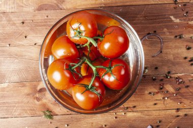 Taze kokulu domates suyu. Lezzetli ve çiğ gıda. Sağlıklı gıda. Bitkisel ve doğal yemekler. Temiz gıda.