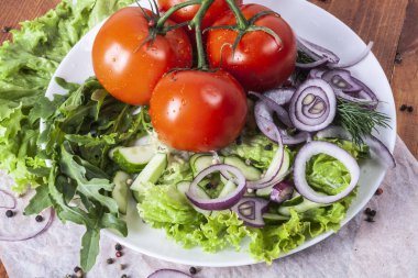 Taze kokulu salata domates, salatalık, soğan, maydanoz, dereotu ve marul ile bırakır. Vejetaryen ve çiğ gıda. Sağlıklı gıda. Yeşil ve doğal yemekler. Fitness baharat ve iyi yemek için soyunma.