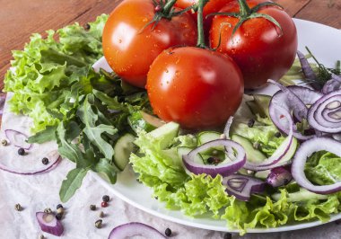 Taze kokulu salata domates, salatalık, soğan, maydanoz, dereotu ve marul ile bırakır. Vejetaryen ve çiğ gıda. Sağlıklı gıda. Yeşil ve doğal yemekler. Fitness baharat ve iyi yemek için soyunma.
