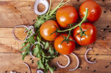 Taze kokulu salata domates, salatalık, soğan, maydanoz, dereotu ve marul ile bırakır. Vejetaryen ve çiğ gıda. Sağlıklı gıda. Yeşil ve doğal yemekler. Fitness baharat ve iyi yemek için soyunma.