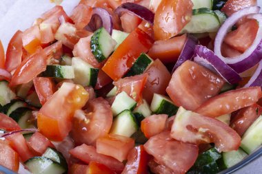 Taze kokulu salata domates, salatalık, soğan, maydanoz, dereotu ve marul ile bırakır. Vejetaryen ve çiğ gıda. Sağlıklı gıda. Yeşil ve doğal yemekler. Fitness baharat ve iyi yemek için soyunma.