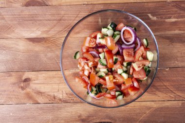 Taze kokulu salata domates, salatalık, soğan, maydanoz, dereotu ve marul ile bırakır. Vejetaryen ve çiğ gıda. Sağlıklı gıda. Yeşil ve doğal yemekler. Fitness baharat ve iyi yemek için soyunma.