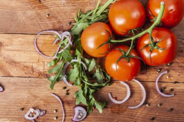 Taze kokulu salata domates, salatalık, soğan, maydanoz, dereotu ve marul ile bırakır. Vejetaryen ve çiğ gıda. Sağlıklı gıda. Yeşil ve doğal yemekler. Fitness baharat ve iyi yemek için soyunma.