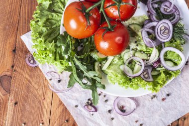 Taze kokulu salata domates, salatalık, soğan, maydanoz, dereotu ve marul ile bırakır. Vejetaryen ve çiğ gıda. Sağlıklı gıda. Yeşil ve doğal yemekler. Fitness baharat ve iyi yemek için soyunma.