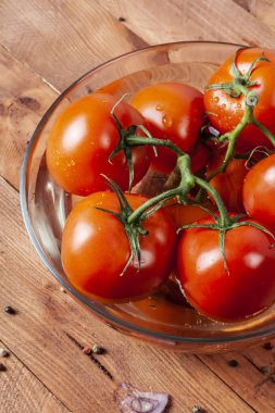 Taze kokulu domates suyu. Lezzetli ve çiğ gıda. Sağlıklı gıda. Bitkisel ve doğal yemekler. Temiz gıda.