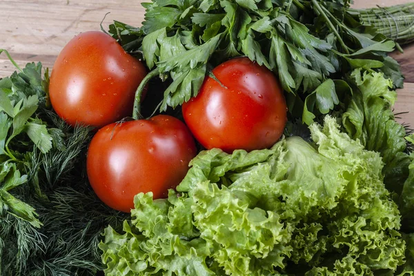Frisse Geurige Salade Met Tomaten Komkommers Uien Peterselie Dille Sla — Stockfoto