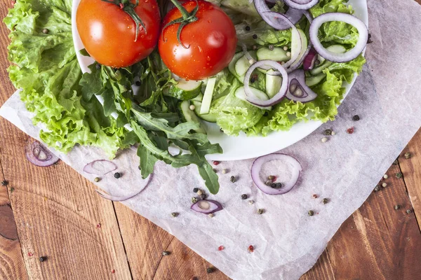 Taze kokulu salata domates, salatalık, soğan, maydanoz, dereotu ve marul ile bırakır. Vejetaryen ve çiğ gıda. Sağlıklı gıda. Yeşil ve doğal yemekler. Fitness baharat ve iyi yemek için soyunma.