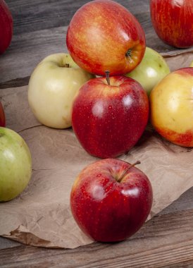 Elma ahşap bir masa üzerinde bir sürü