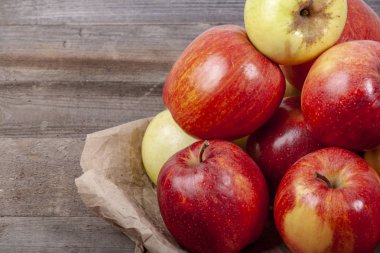 Elma ahşap bir masa üzerinde bir sürü