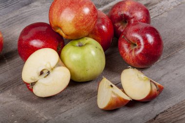 Elma ahşap bir masa üzerinde bir sürü