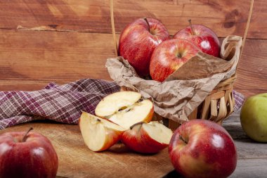 Elma ahşap bir masa üzerinde bir sürü