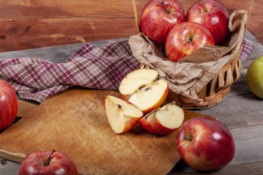 Elma ahşap bir masa üzerinde bir sürü